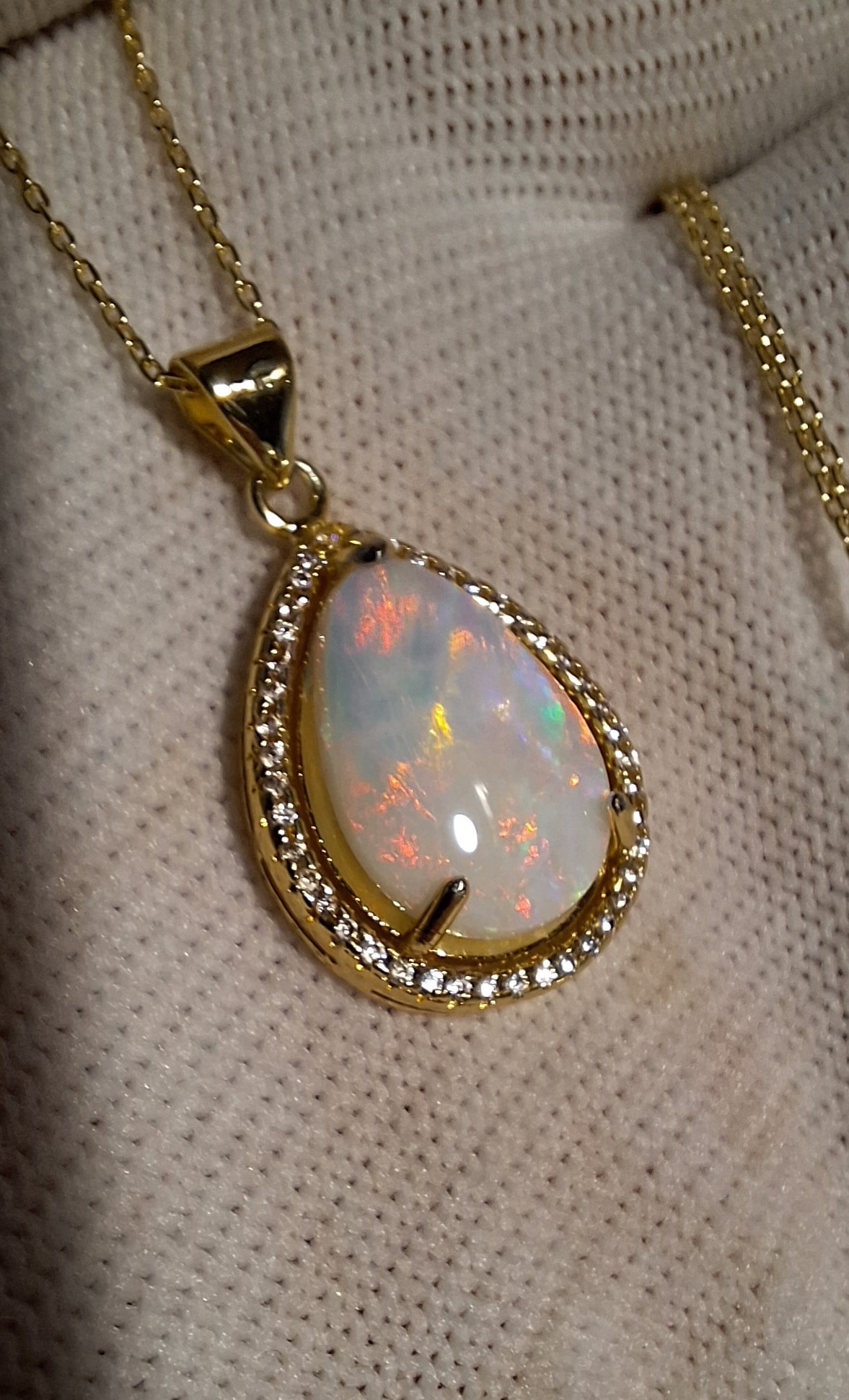 Raw Australian opal stone